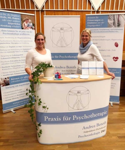 Andrea und Sabrina am Messestand von Bereth Praxis für Psychotherapie auf der Gesundheitsmesse Gesund Leben 2022