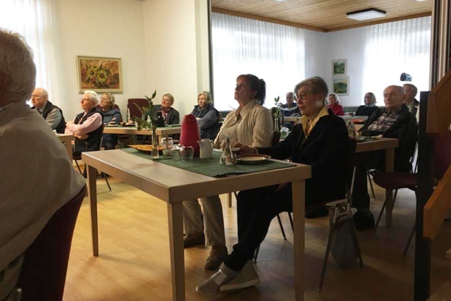 Gäste beim Fachvortrag der Praxis für Psychotherapie Bereth in Bietigheim-Bissingen bei der AWO